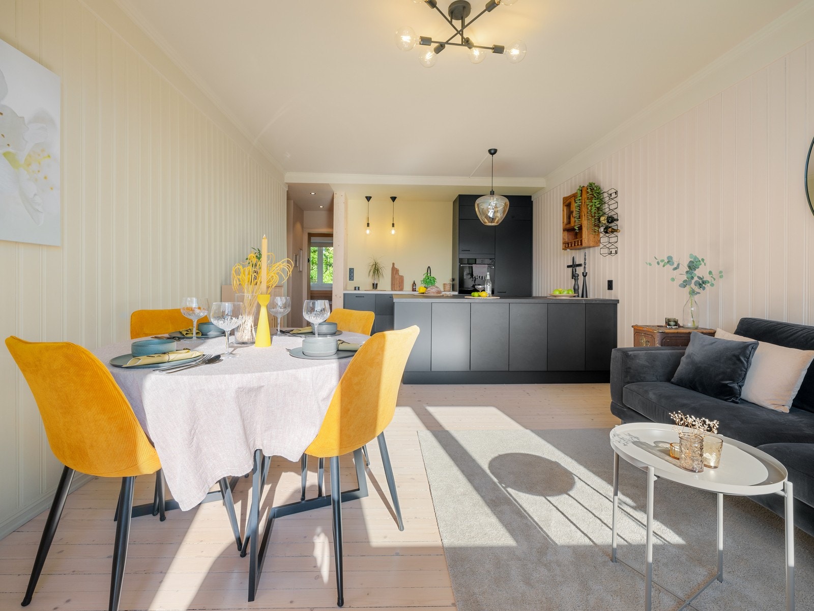 Den åpne og usjenerte beliggenheten skaper en luftig følelse, perfekt for avslapning og sosiale sammenkomster. Galleribilde