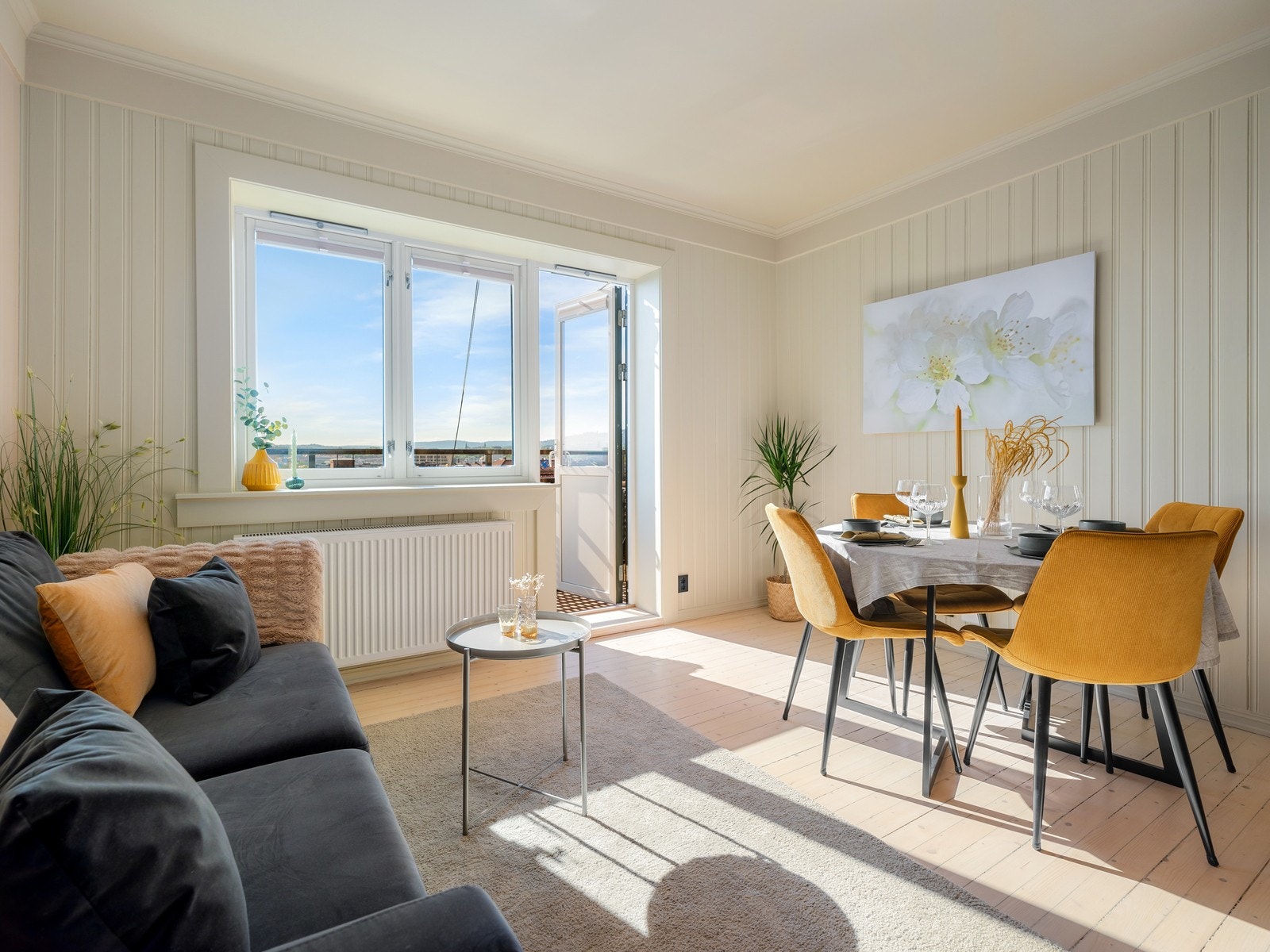 Stuen tilbyr romslig plass til både sofa og spisebord, med tilhørende møblement. Galleribilde