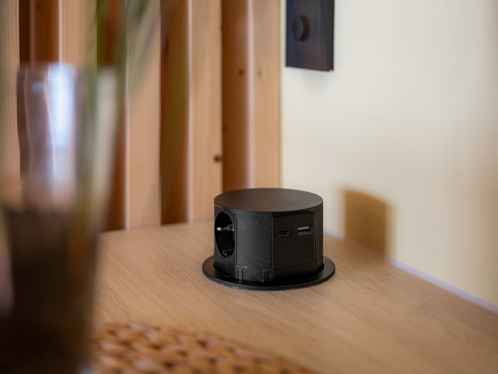 Pene løsninger som skjulte stikkontakter og svarte belagte detaljer. Galleribilde