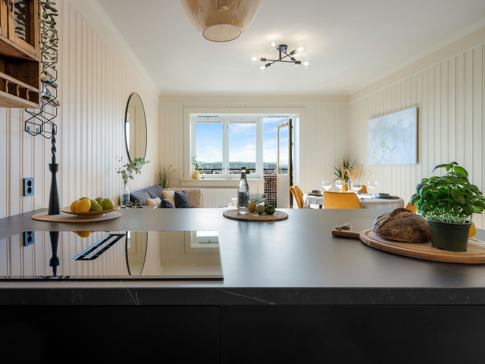 Kjøkkenet fungerer som en sosial sone, har kan man samles rundt kjøkkenøyen under middagslaging. Galleribilde