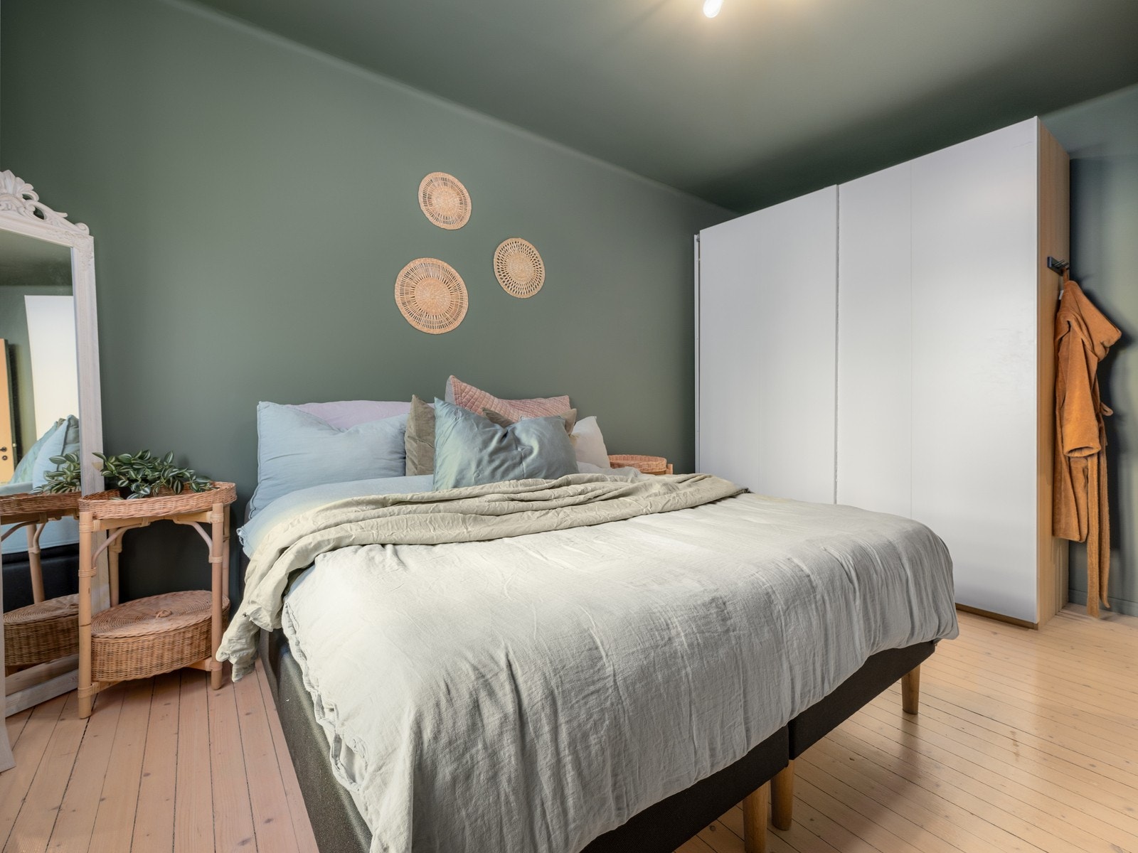 Den praktiske skyvedørsgarderoben gir rikelig med oppbevaringsplass. Galleribilde