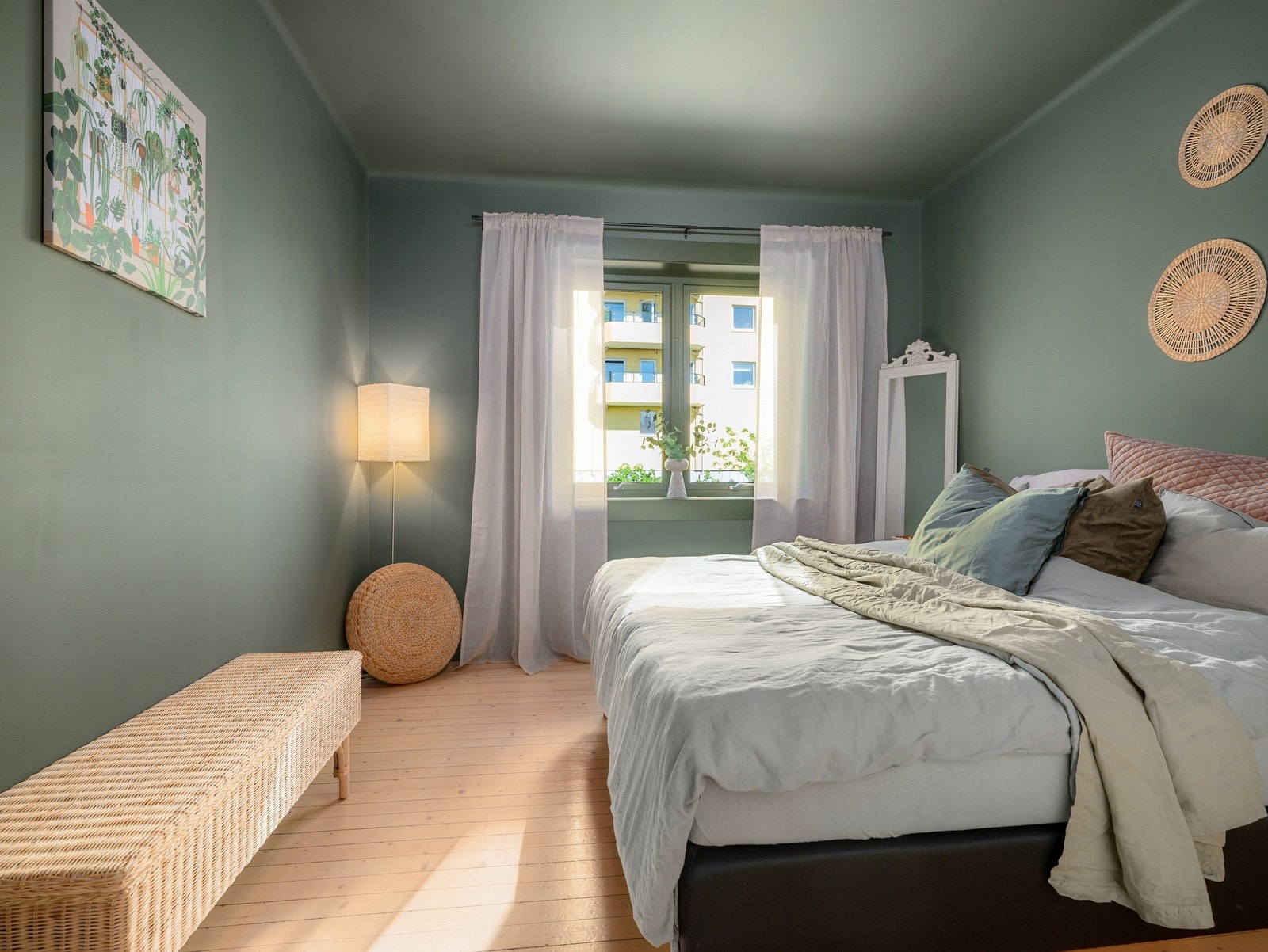 Hovedsoverommet er lunt og luftig, og har god plass til en stor seng. Galleribilde