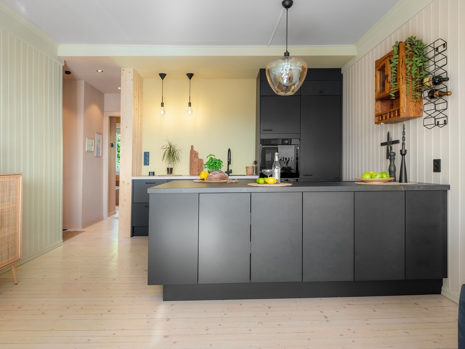 Boligen er en 3-roms toppleilighet med en delikat stil som er gjennomgående i alle rom. Galleribilde