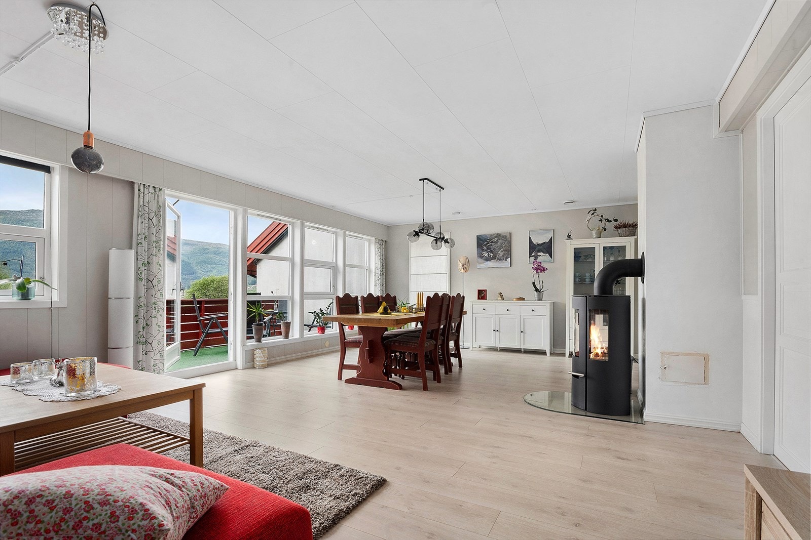 Stue er lys og romslig med god plass til både sofagruppa og spisestue. I senter av rommet er det montert vedovn. Galleribilde