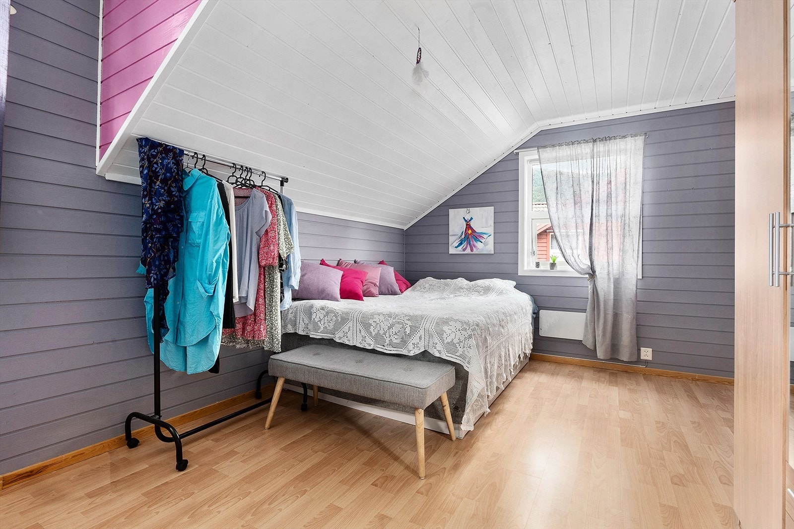 Soverommene har god plass til dobbeltsenger. Galleribilde