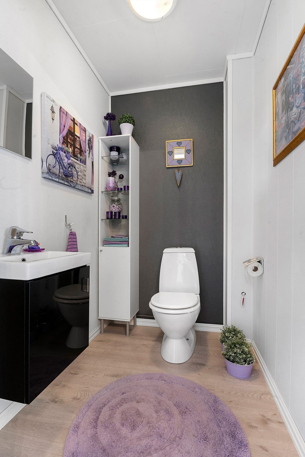 I leiligheten er det bad med dusj og toalett, ett separat vaskerom og ett toalettrom. Toalettrommet ligger i hovedetasjen. Galleribilde