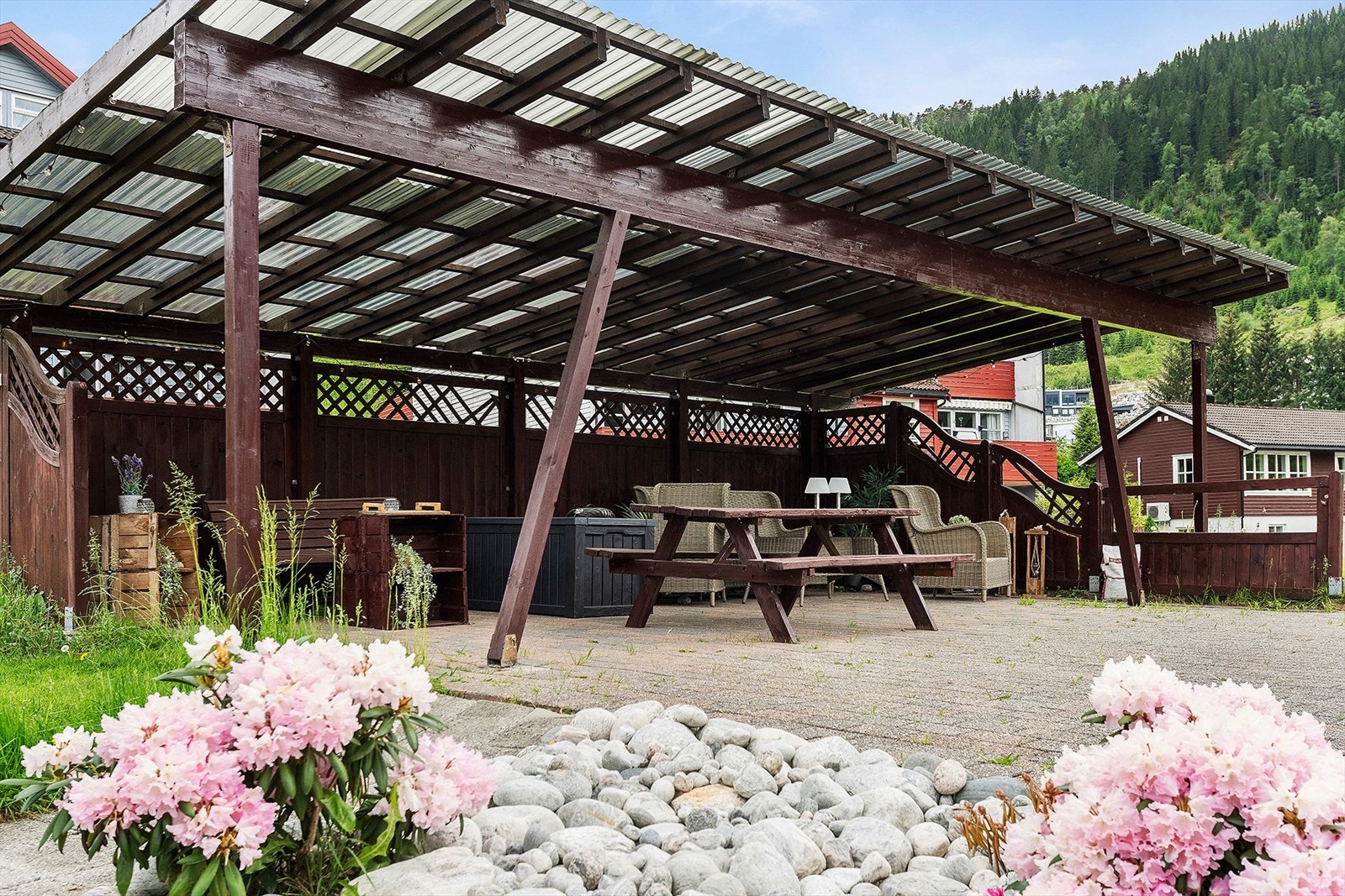Borettslaget har treningsrom, lysthus med bordtennisbord og fine fellesareal med pergola. Her kan man møtes og være sosial uansett vær! Galleribilde