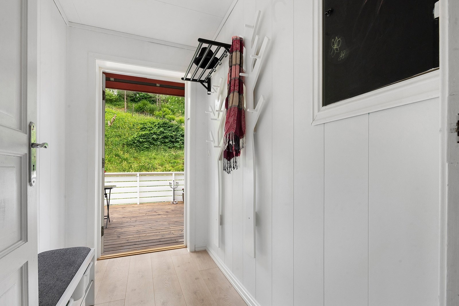 Fra vindfanget er det utgang til uteplassen ved inngangspartiet. Galleribilde