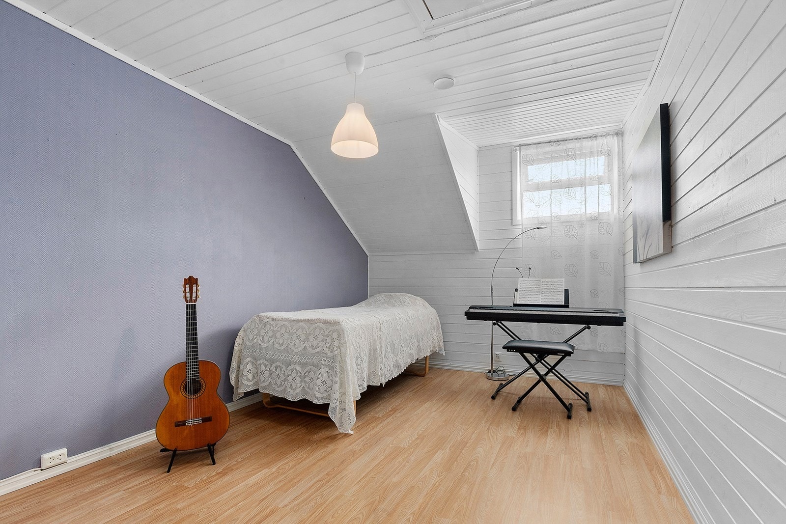 Det ene soverommet har tidligere vært i bruk som loftstue. Her er stort gulvareal og god takhøyde på nesten hele rommet. Galleribilde