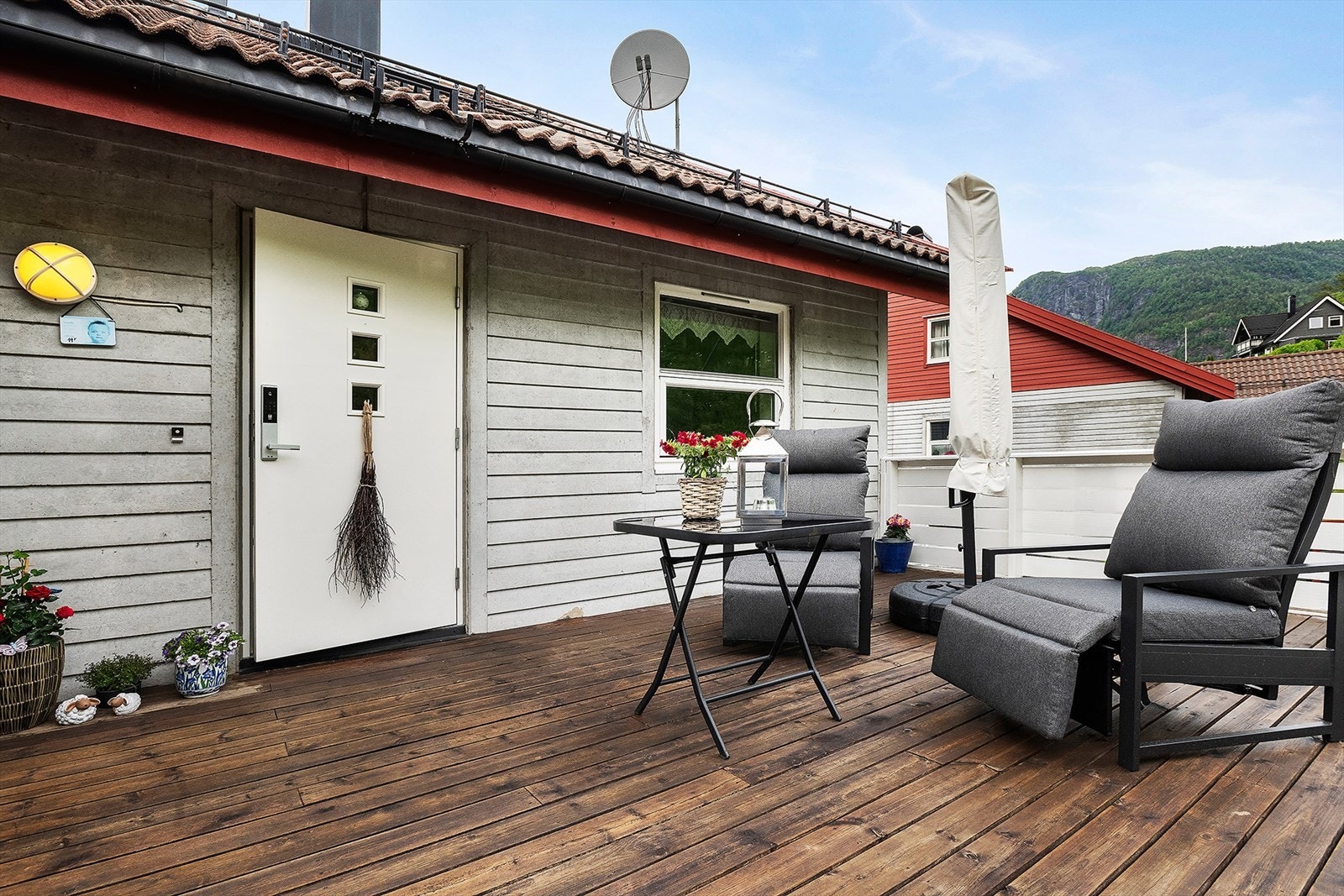 To av boligene i borettslaget har utvidet altan ved inngangspartiet. Her er det gode solforhold hele dagen, en fin plass på varme sommerdager. Galleribilde