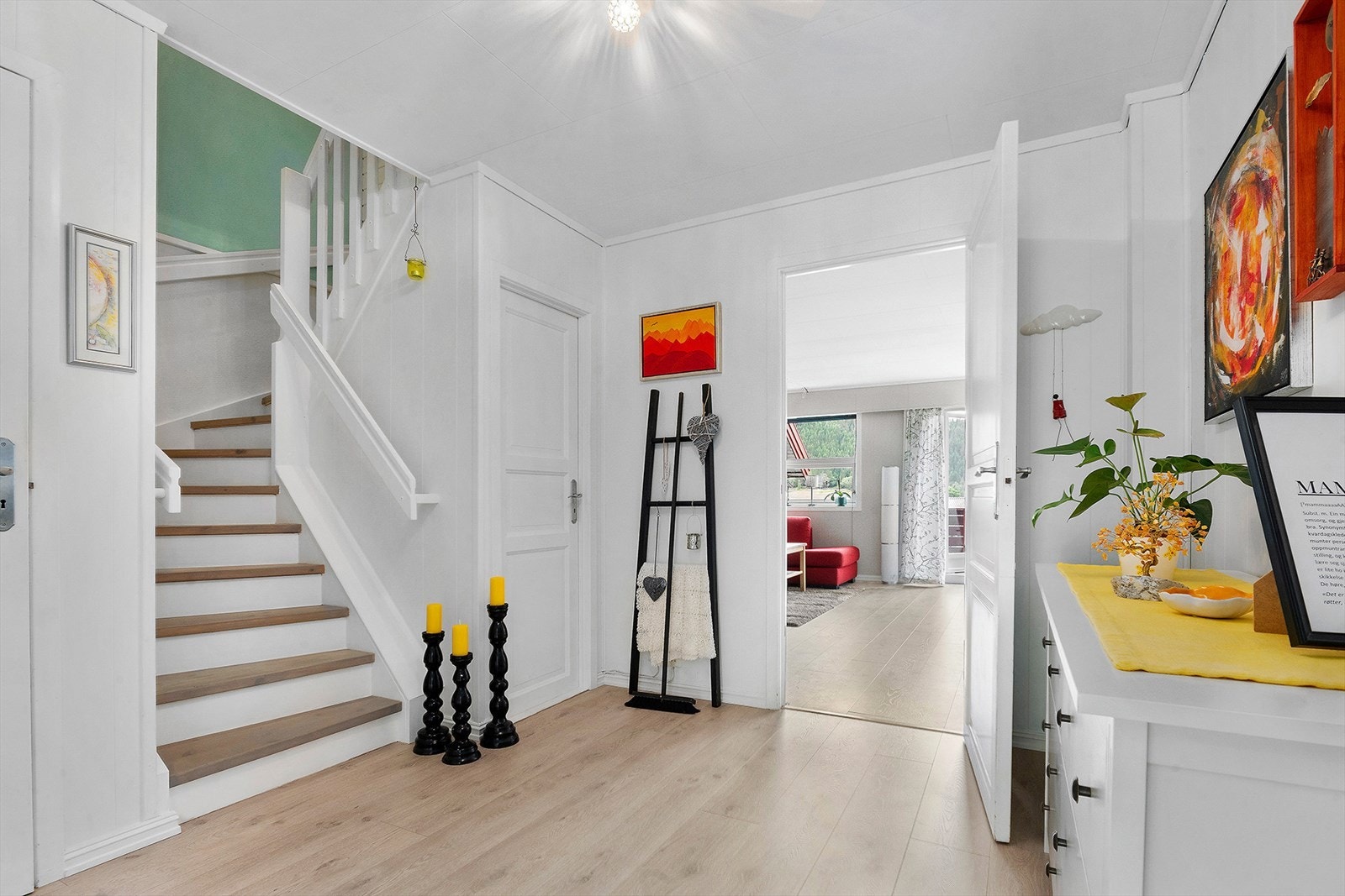 Følg trappen opp til loftsetasje hvor man finner 3 soverom, bad og bodanlegg. Galleribilde