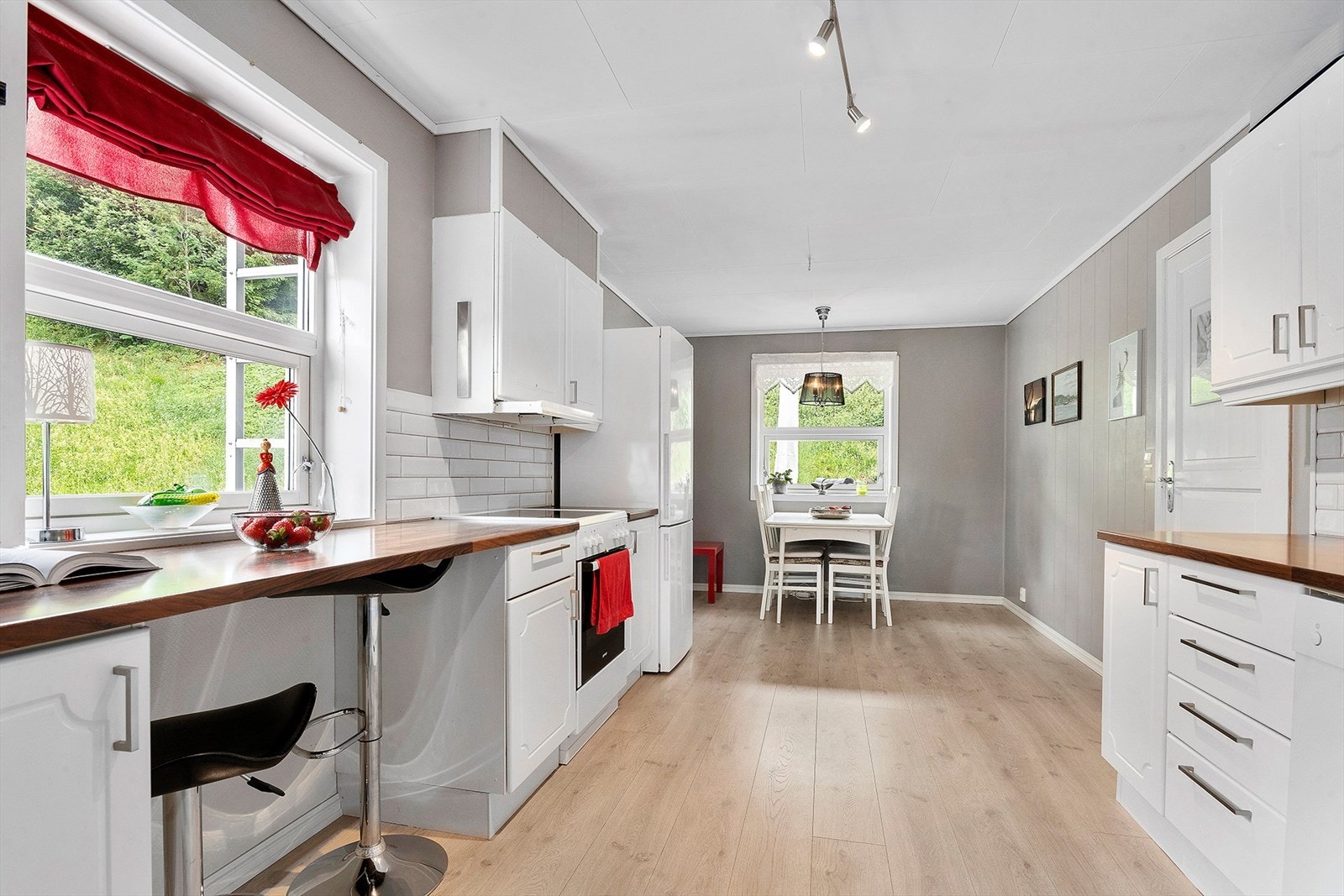 På kjøkkenet er det også god plass til frokostbord ved vinduet i enden av rommet. Galleribilde