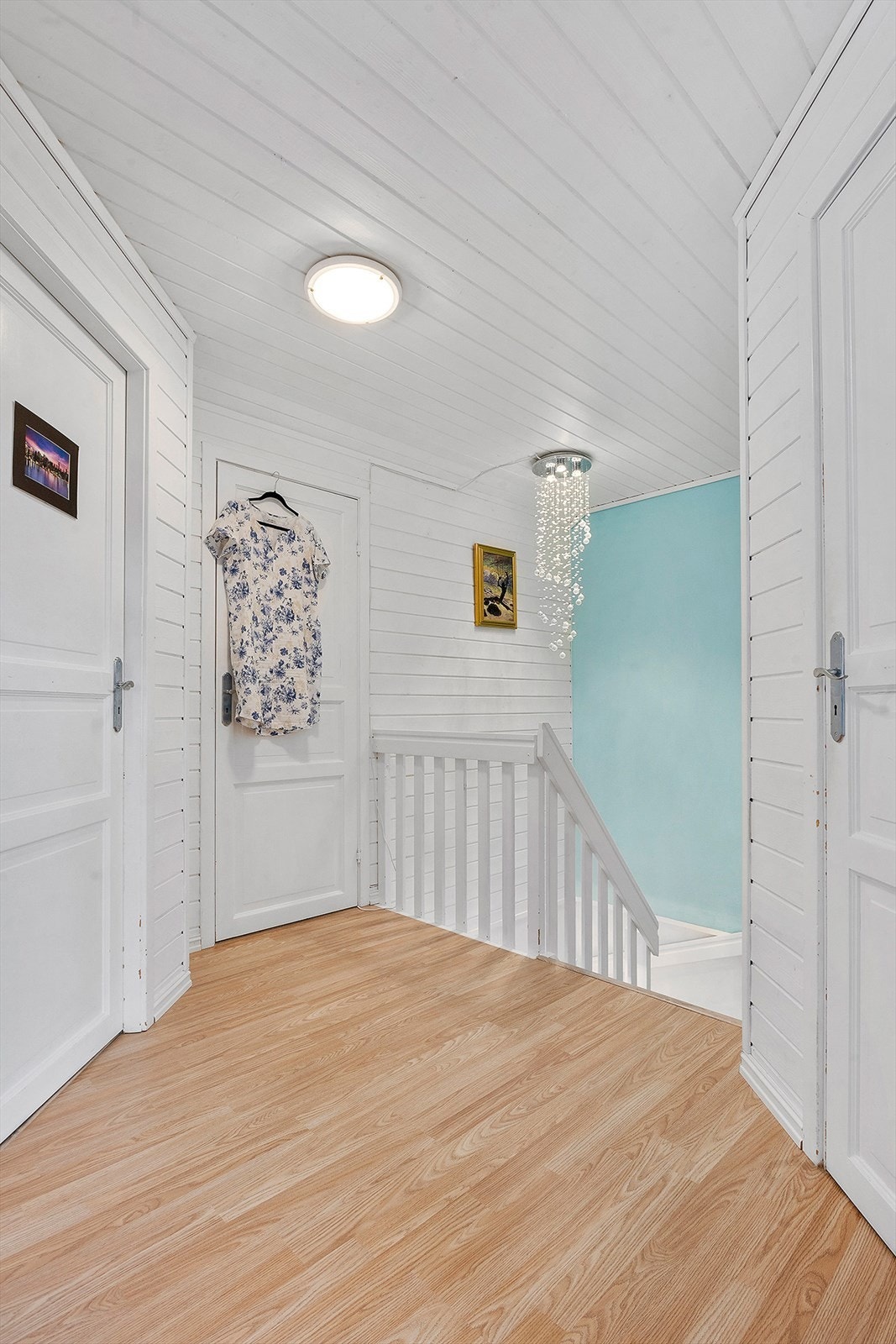 Fra gangen i overetasjen er det dør inn til bod og knekott. I himlingen er det takluke til kaldloft. Galleribilde