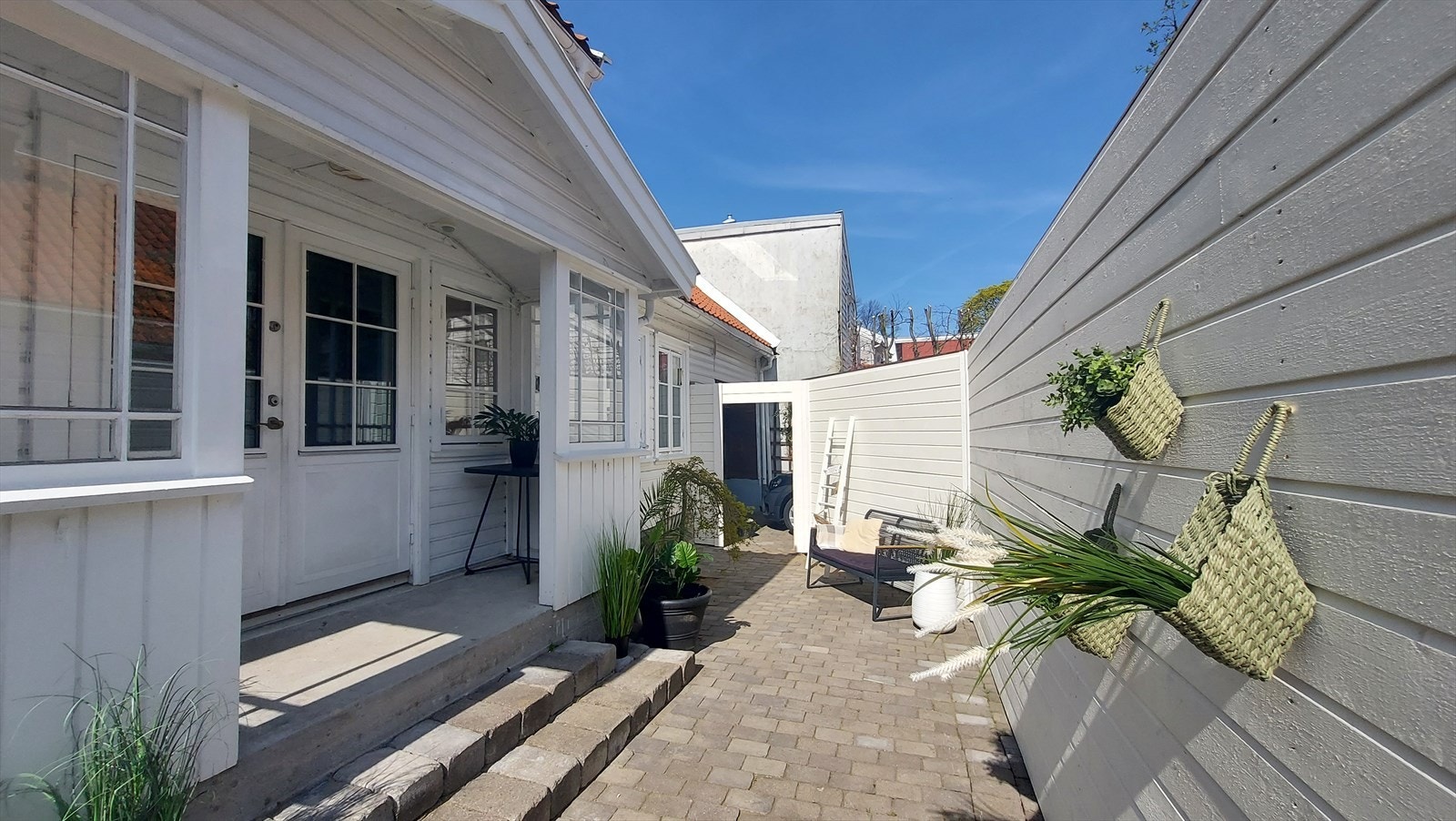 Hyggelig, godt skjermet uteområde i rolig bakgård. Galleribilde