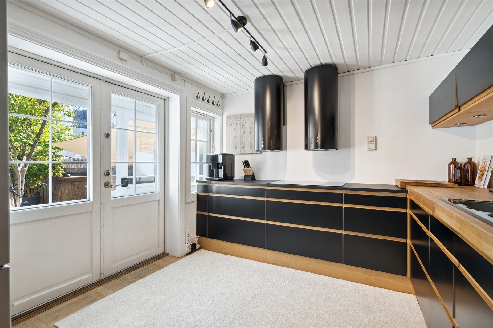 Pent kjøkken med innredning fra Designa | Adkomst til uteplassen i bakgården. Galleribilde