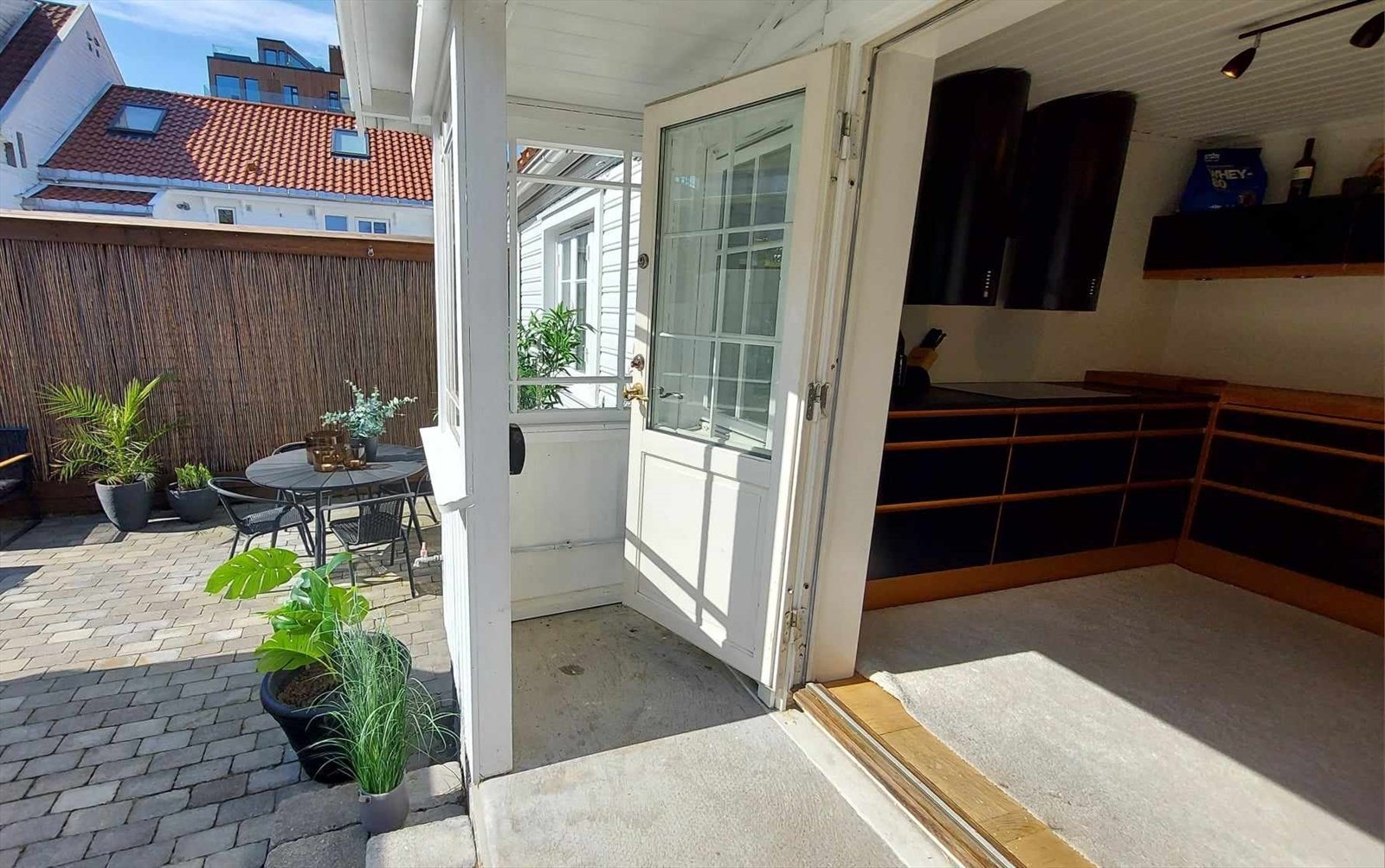 Fra dette kjøkkenet har du direkte adkomst til uteplassen i bakgården. Galleribilde