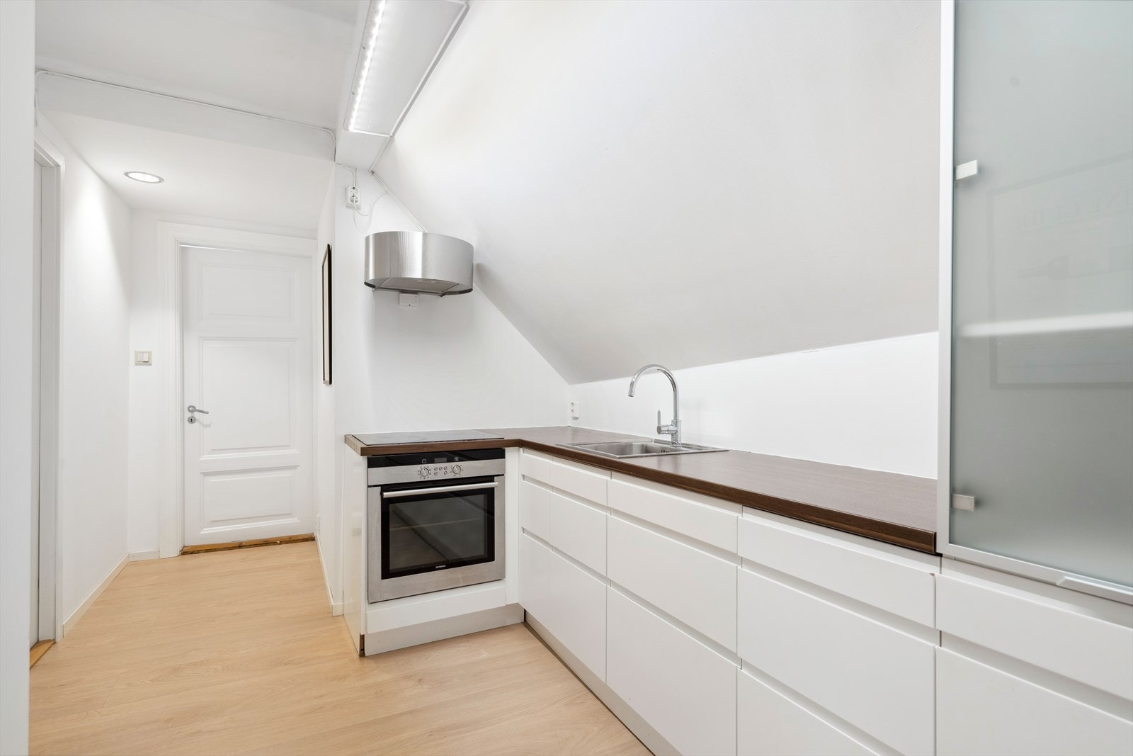 Mellomgang/kjøkken i loftsetasje. Galleribilde