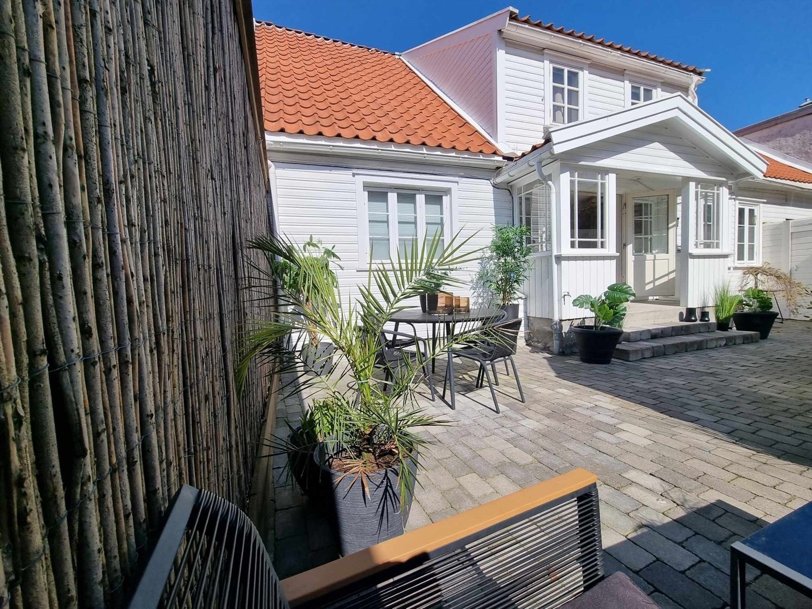 Oppgradert, ærverdig enebolig med hyggelig uteplass, midt i sentrum! Galleribilde