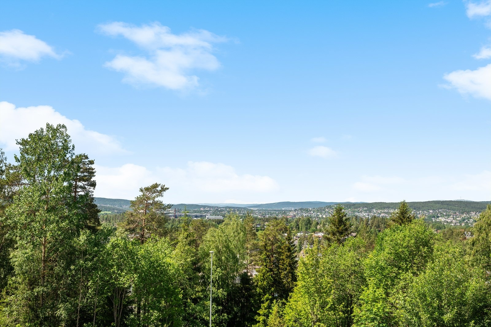 Det er ikke mange steder på Romerike du kan få samme utsikt. Her får du i tillegg solen til de seneste kveldstimer. Galleribilde