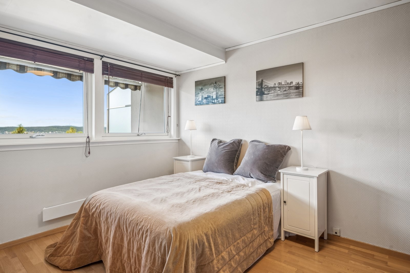 Stort og fint soverom med plass til dobbeltseng og nattbord. Galleribilde
