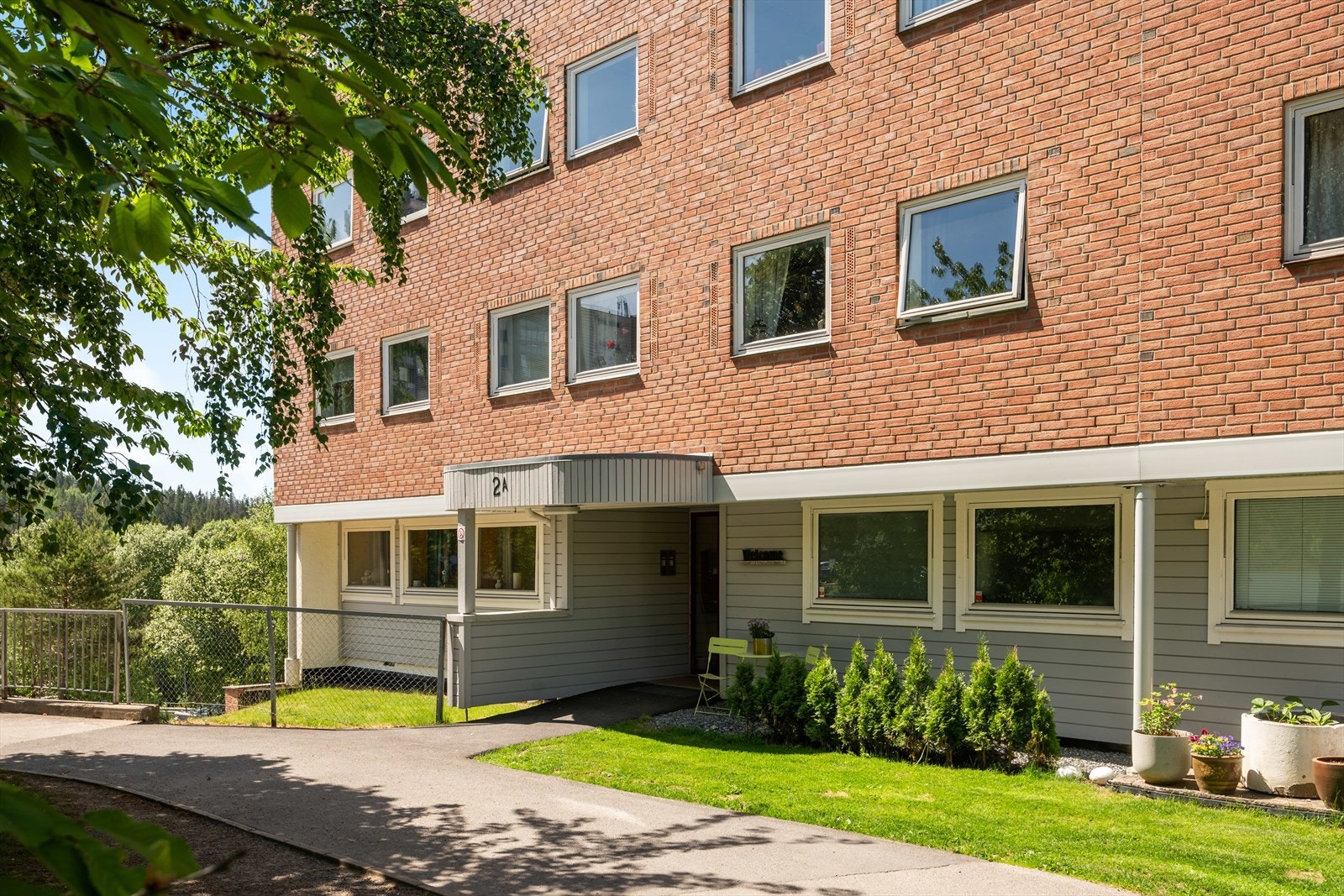 Hyggelig inngangsparti med bilfrie stikkveier og beplantet fellesområder. Galleribilde