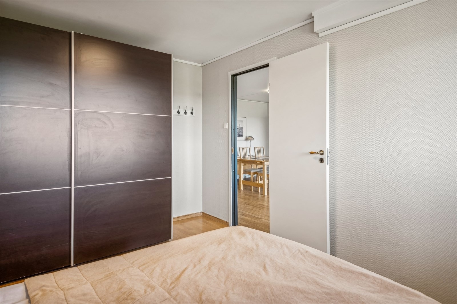 Soverommet har stor skyvedørsgarderobe. Galleribilde