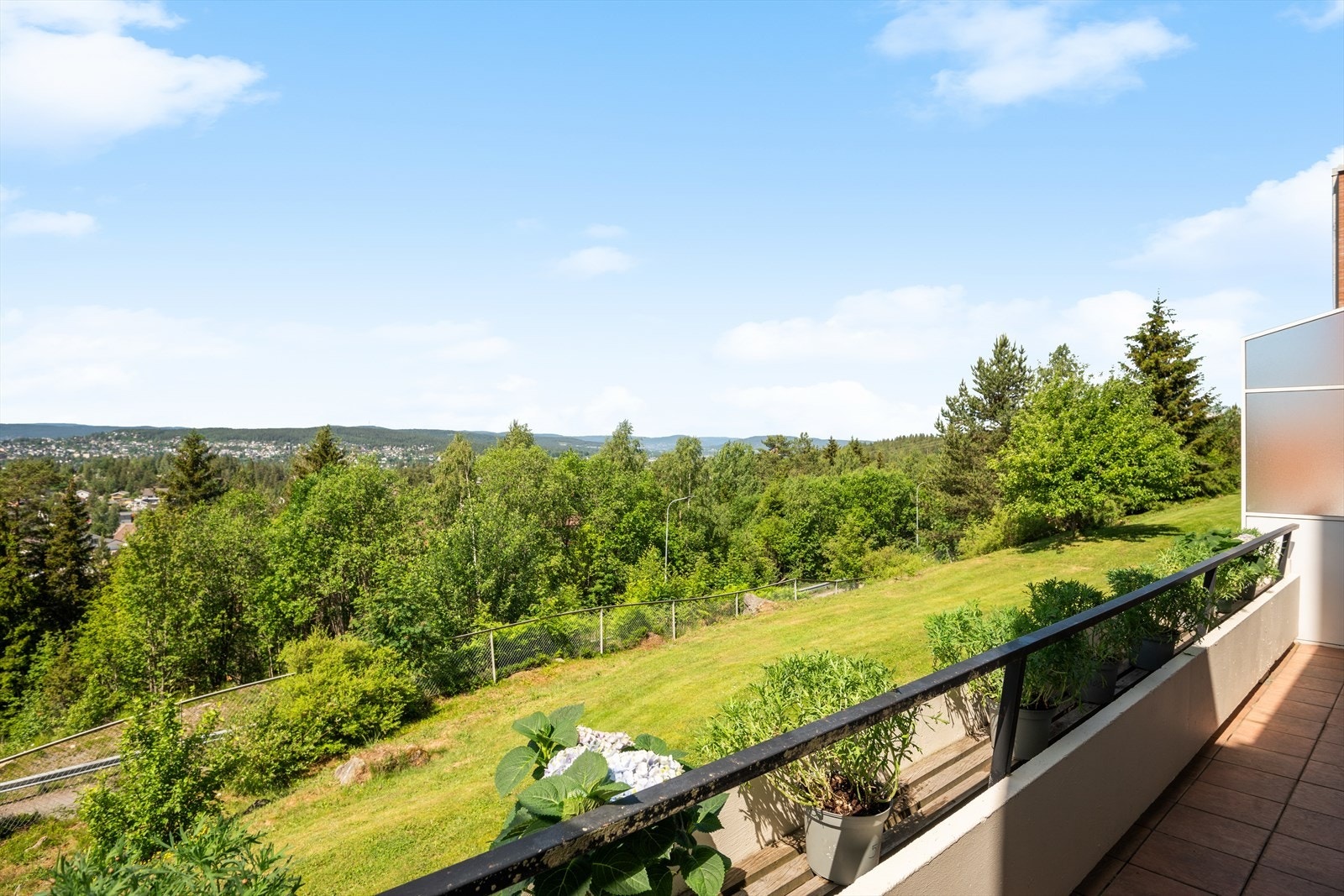 Fra den romslige balkongen er det langstrakt utsikt over Oslo, Lørenskog og inn mot Skedsmokorset. Galleribilde