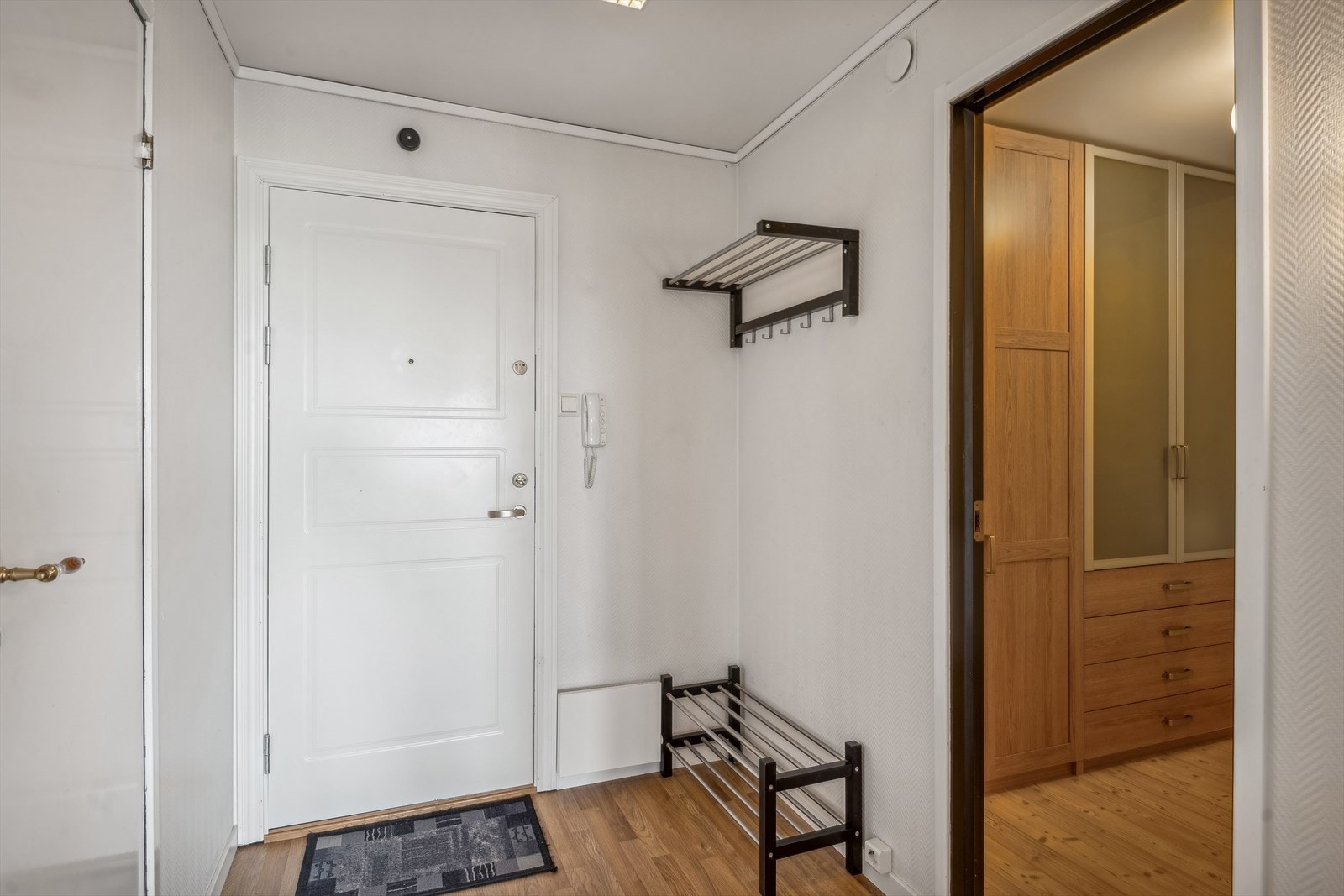 Romslig og fint inngangsparti med adkomst direkte til bod. Galleribilde