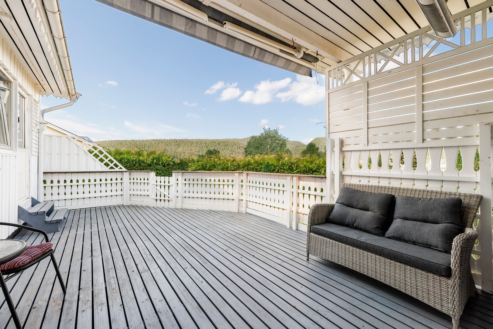 Delvis takoverbygd og skjermet terrasse Galleribilde