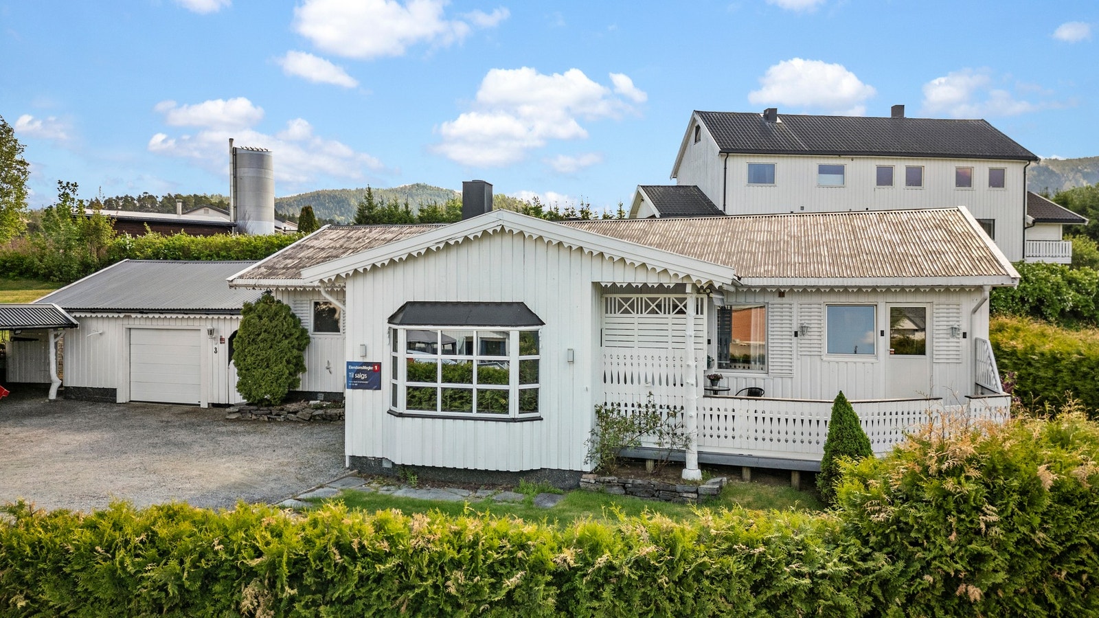 Solrik tomt og opparbeidet med plen og noe beplantning Galleribilde