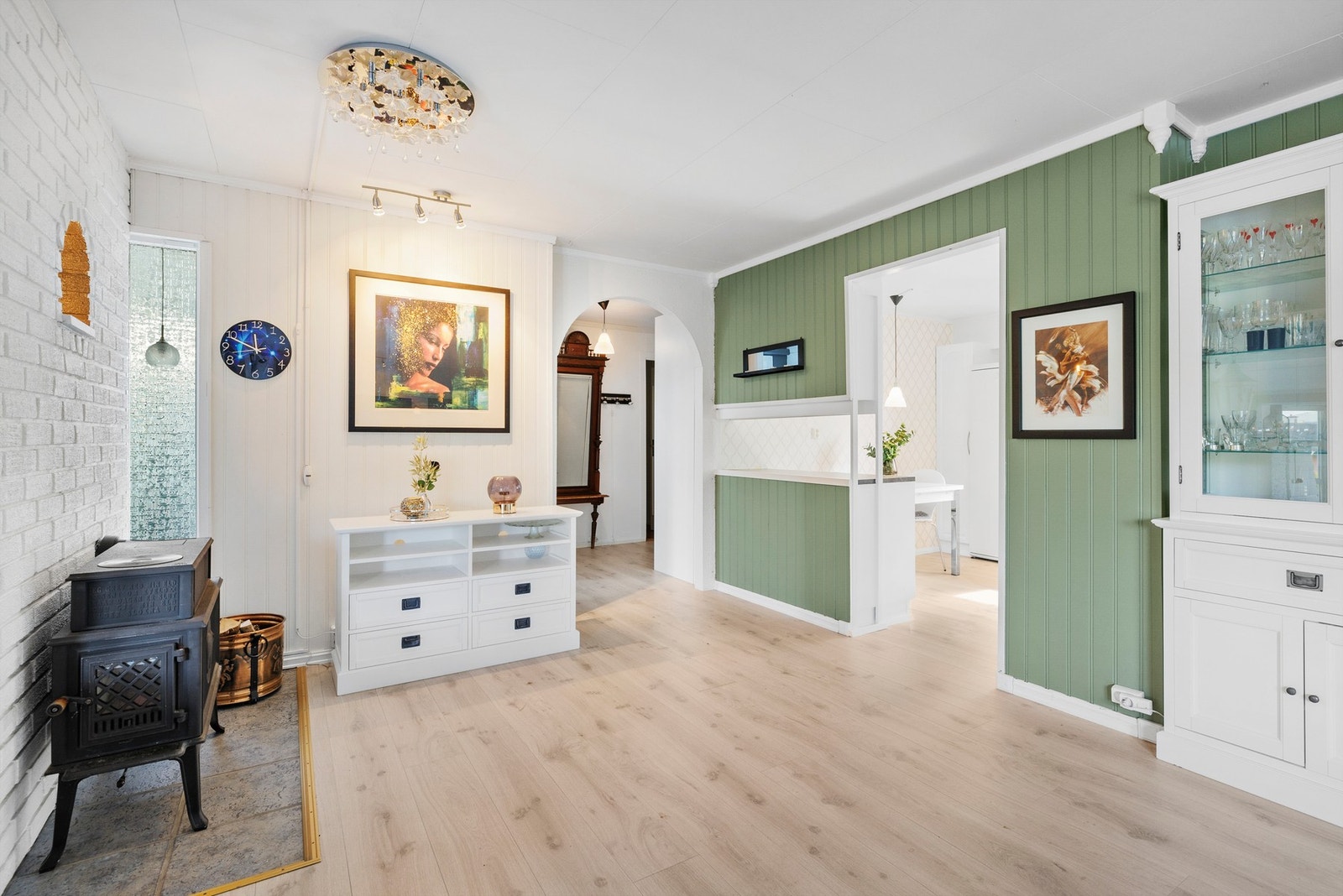 Delvis åpen løsning mellom stue og kjøkken Galleribilde