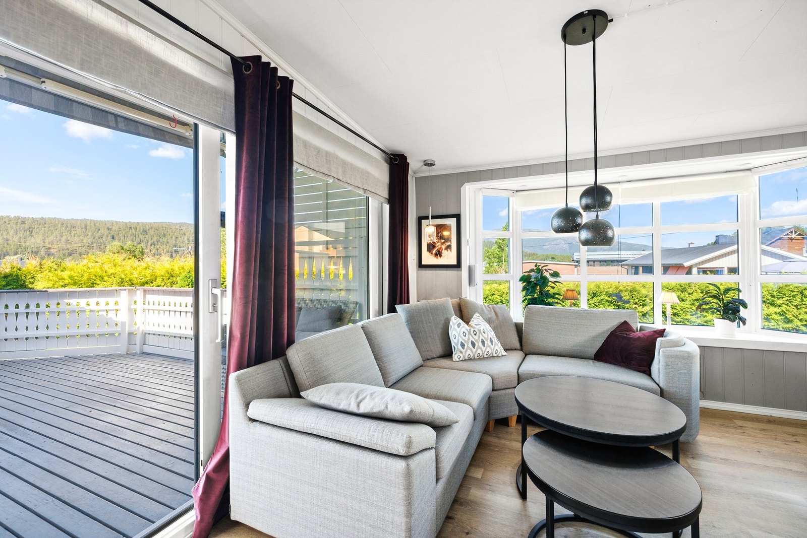 Lys og tiltalende stue med adkomst til terrasse Galleribilde