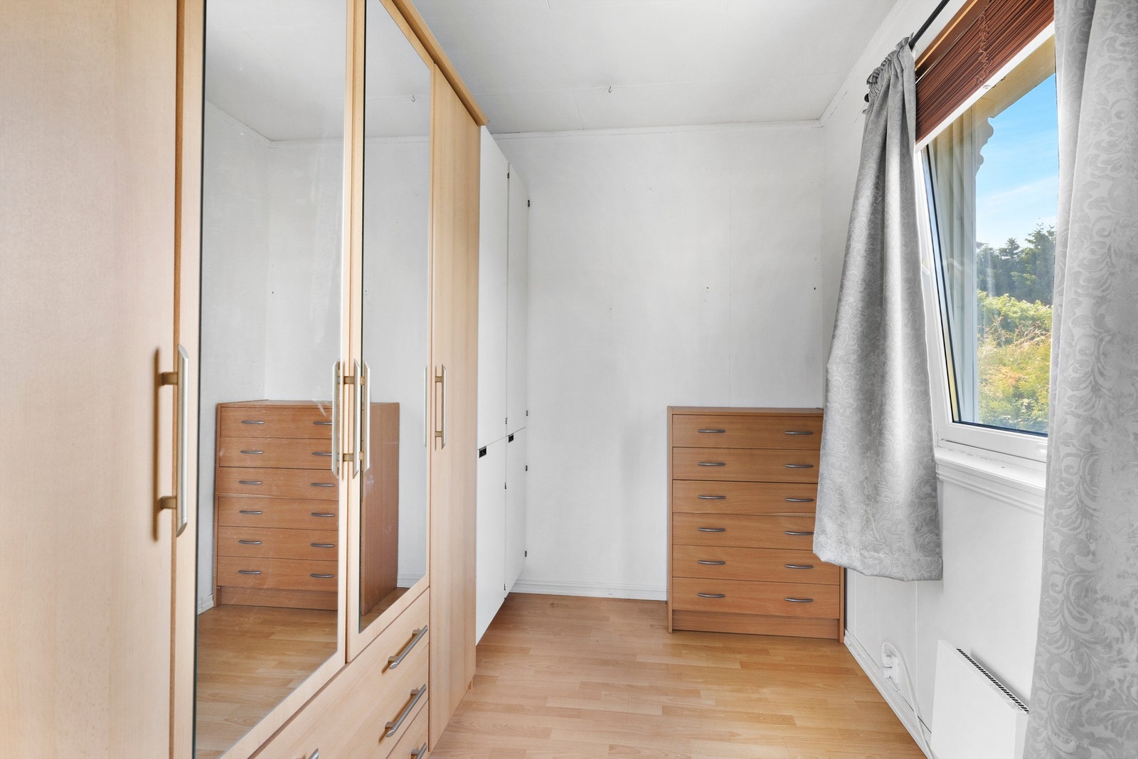 Soverom innredet som garderobe Galleribilde