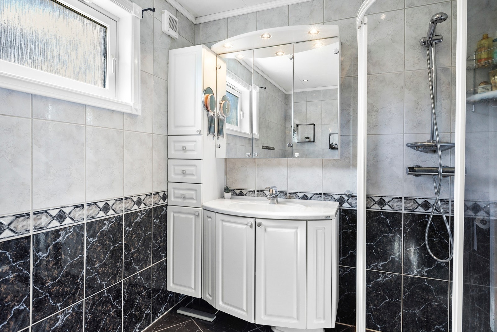 Bad fra tidlig 2000-tallet med fliser på vegger og gulv - elektriske varmekabler i gulvet Galleribilde