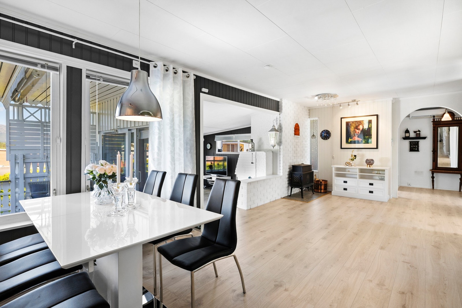 Stue over to plan gir rom for flere møbelsoner Galleribilde