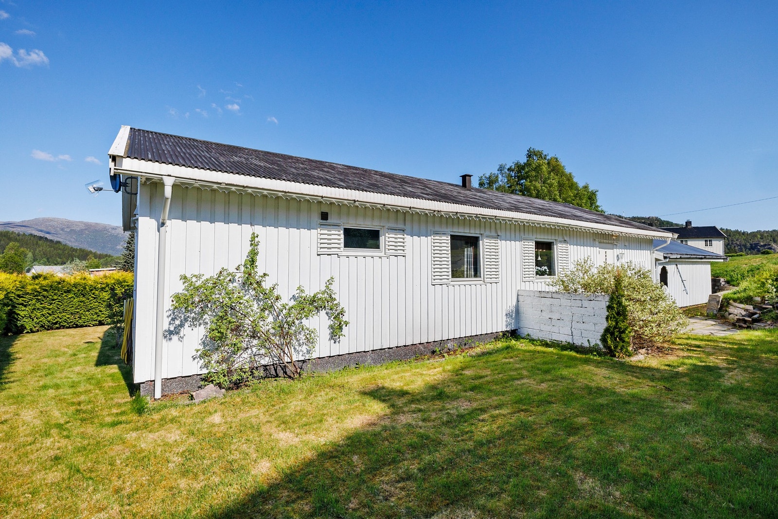 Hage og fasade bakside Galleribilde