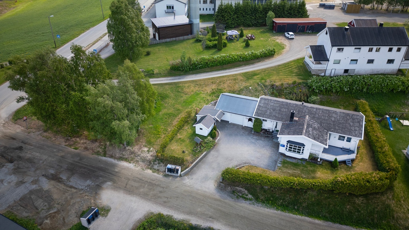 Tilstøtende eiendomsteig 34/337 følger med ved salg, samlet tomteareal er 1437.3 Galleribilde