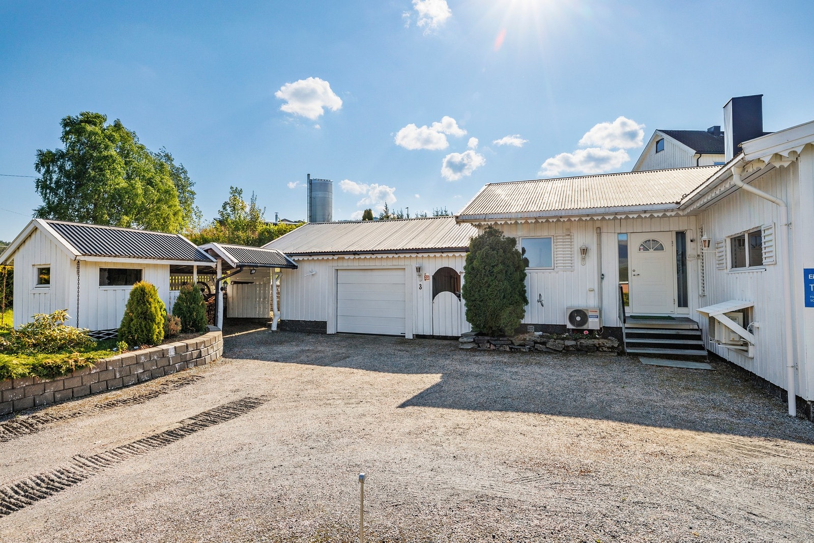 God adkomst fra offentlig vei, med parkering på en gruset gårdsplass og i garasjen Galleribilde