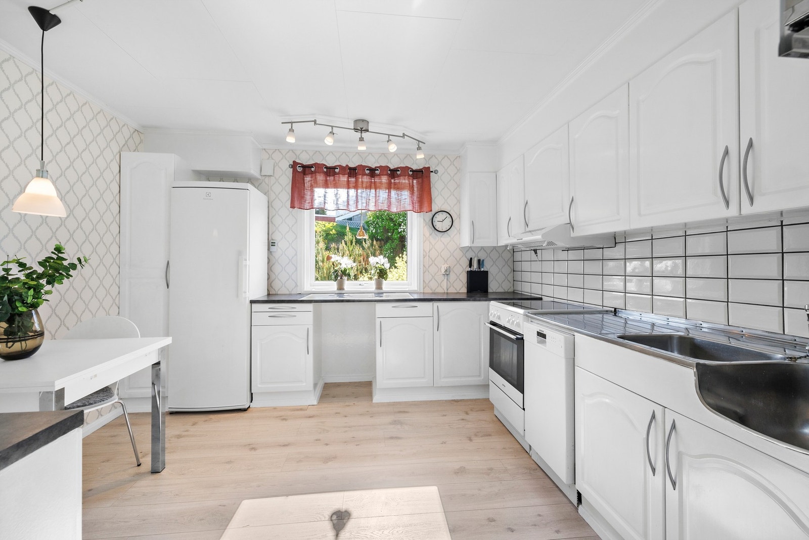 Avsatt plass til hvitevarer og plass til enkel spisegruppe Galleribilde