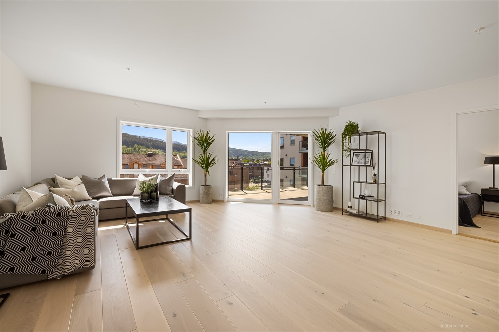 Flott stor stue med utgang til terrasse Galleribilde