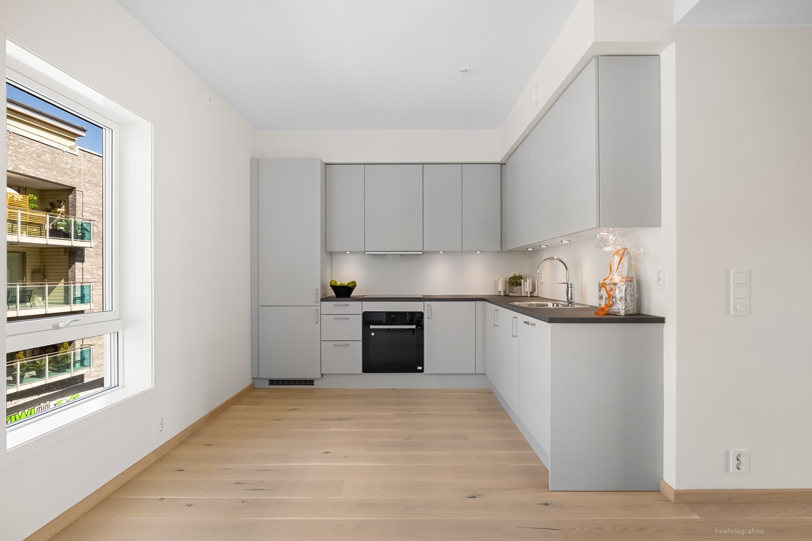 Lekkert kjøkken med integrerte hvitevarer. Levert av Designa Galleribilde