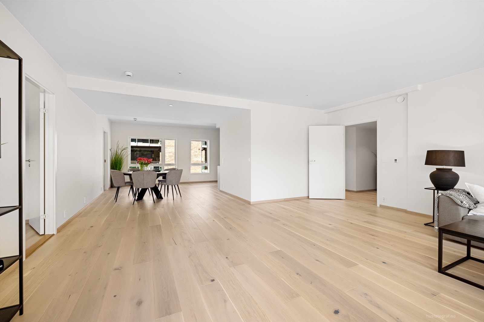 Boligen er gjennomgående og lys Galleribilde