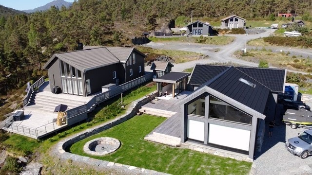 To versjoner av hytten Tind. Galleribilde