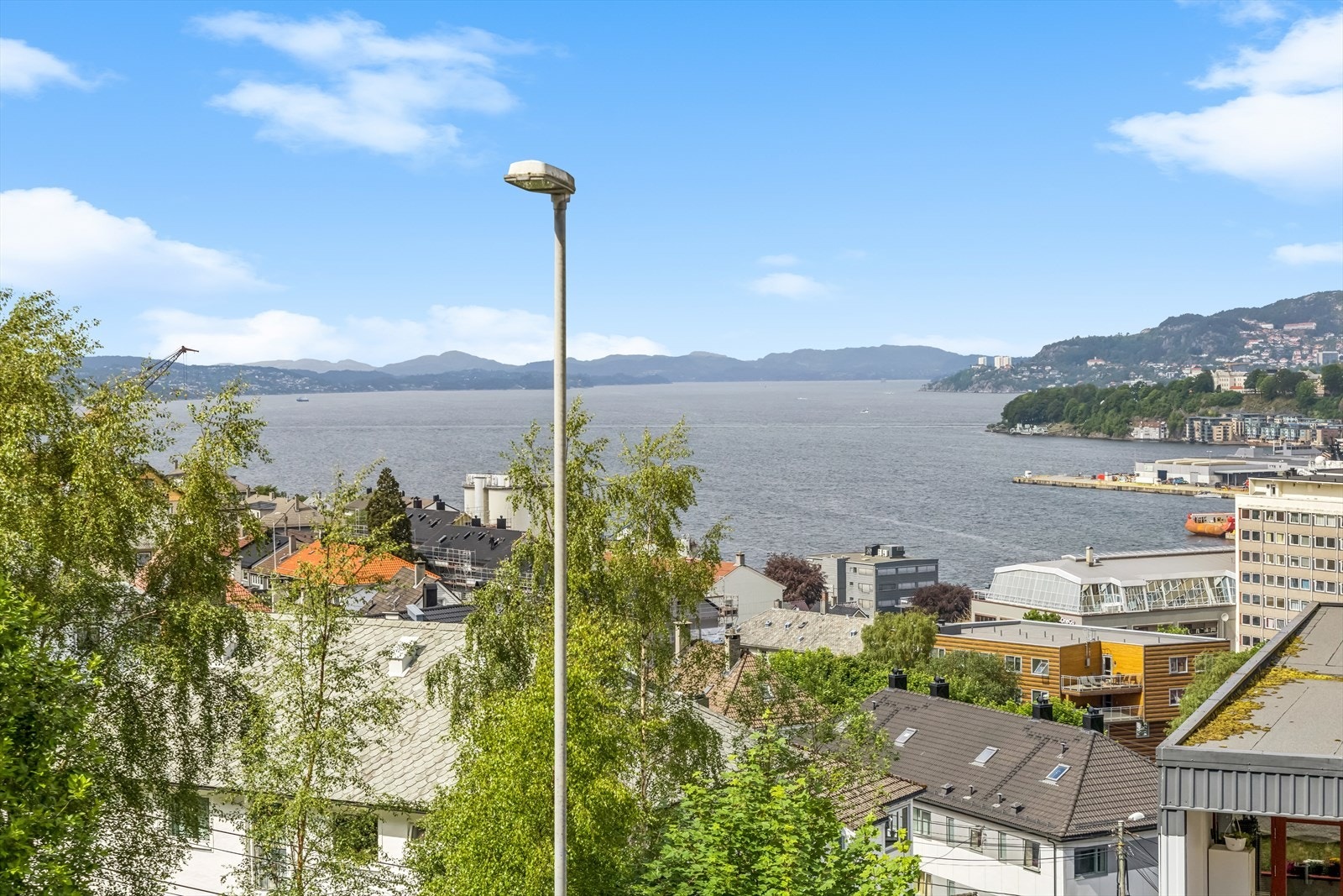 Boligen ligger høyt og fritt, med god utsikt over Byfjorden, Bergen Sentrum og byfjellene. Galleribilde