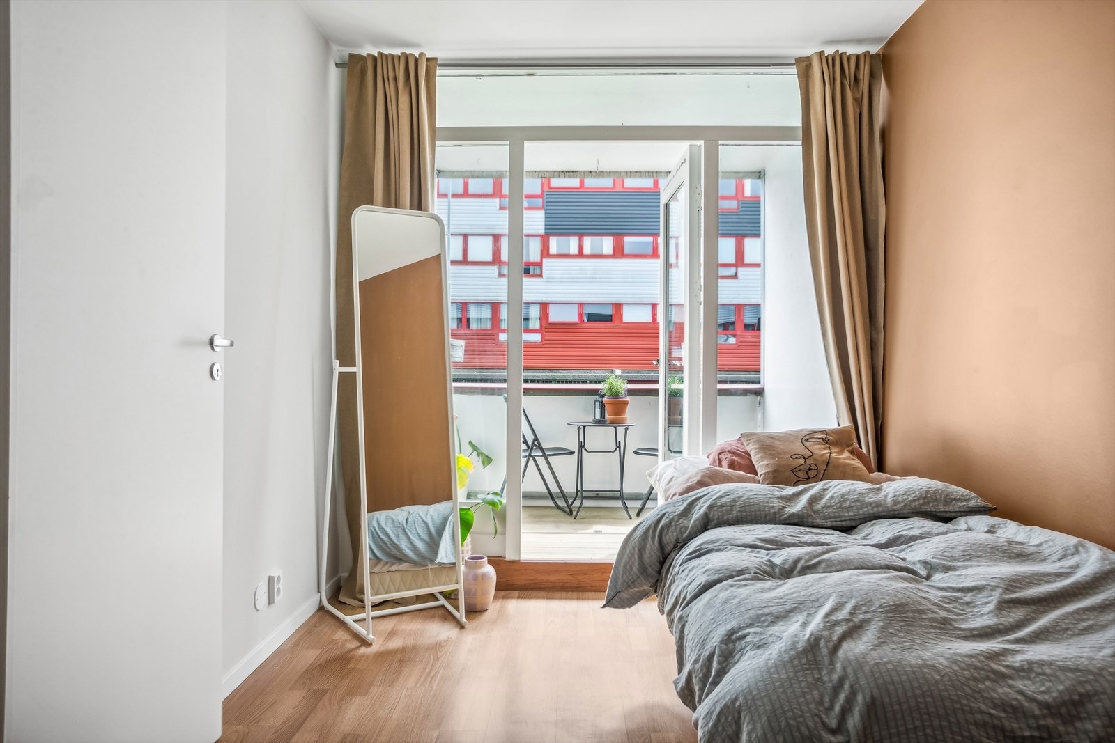 Soverom 1 har adkomst til balkongen. Galleribilde