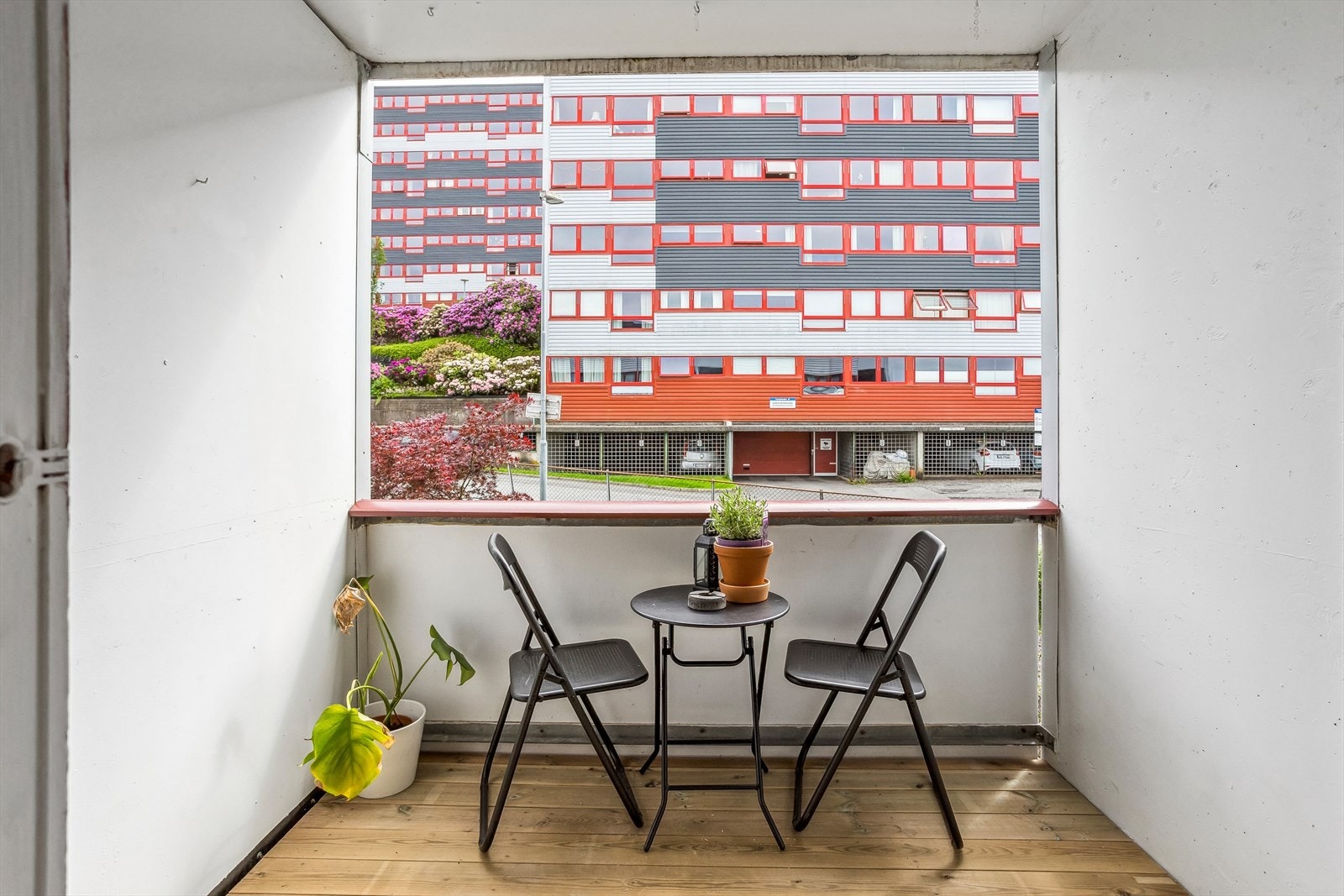Overbygget balkong med nytt terrasse gulv. Lunt og usjenert. Galleribilde