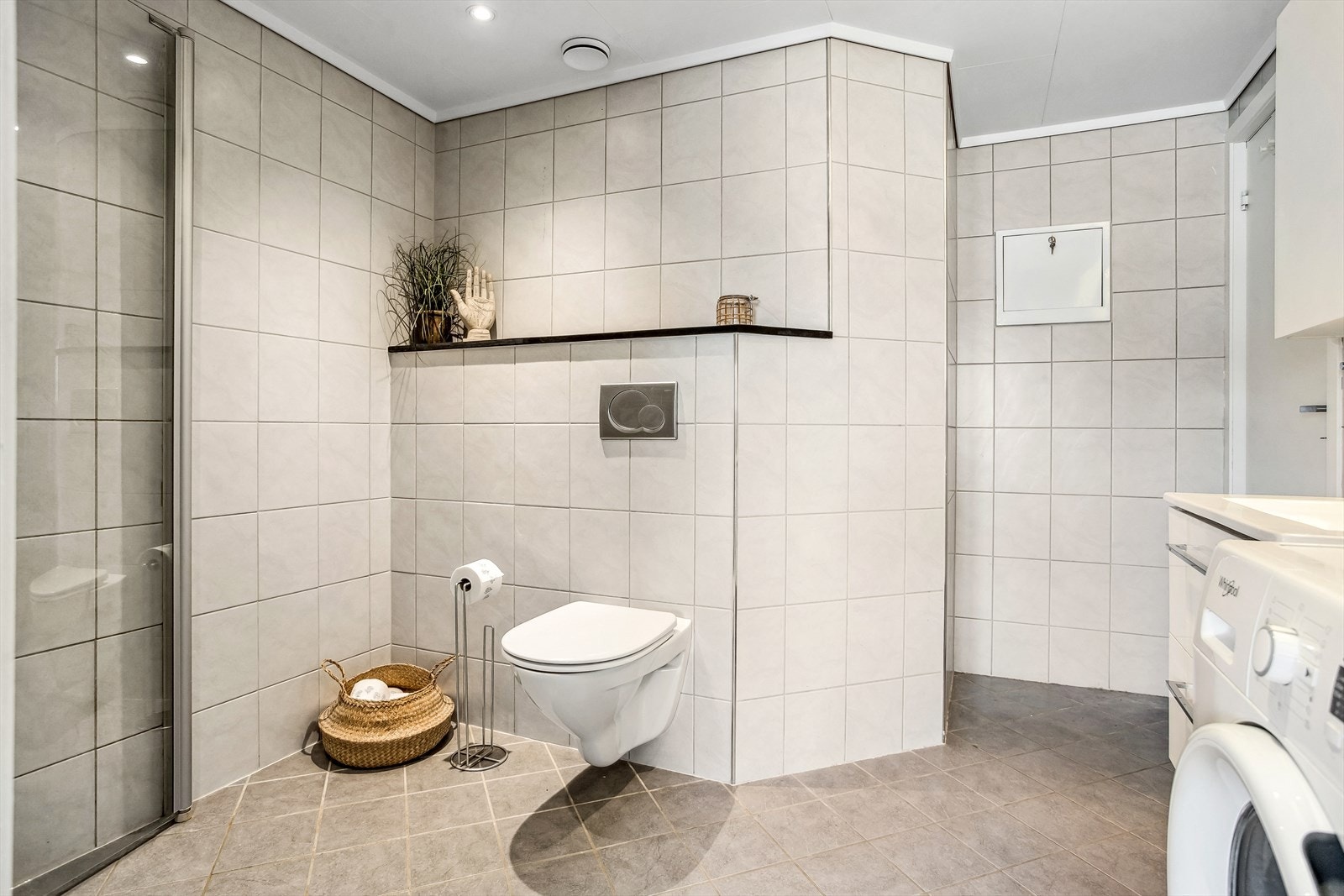Det er montert dusjdører av glass, veggmontert WC, samt en pen innredning med helstøpt servant og god oppbevaringsplass til håndklær og personlige remedier. Rør i rør Galleribilde
