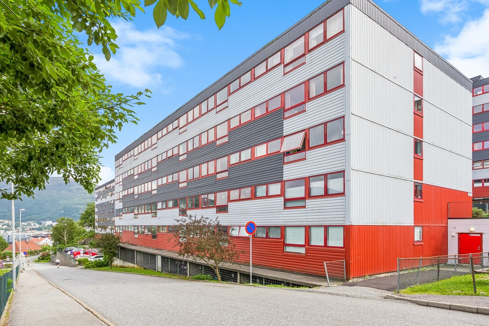 Her bor du i et rolig og tilbaketrukket boområde med nærhet til natur, samtidig som du har kort gangavstand til alt av daglige servicetilbud. Galleribilde