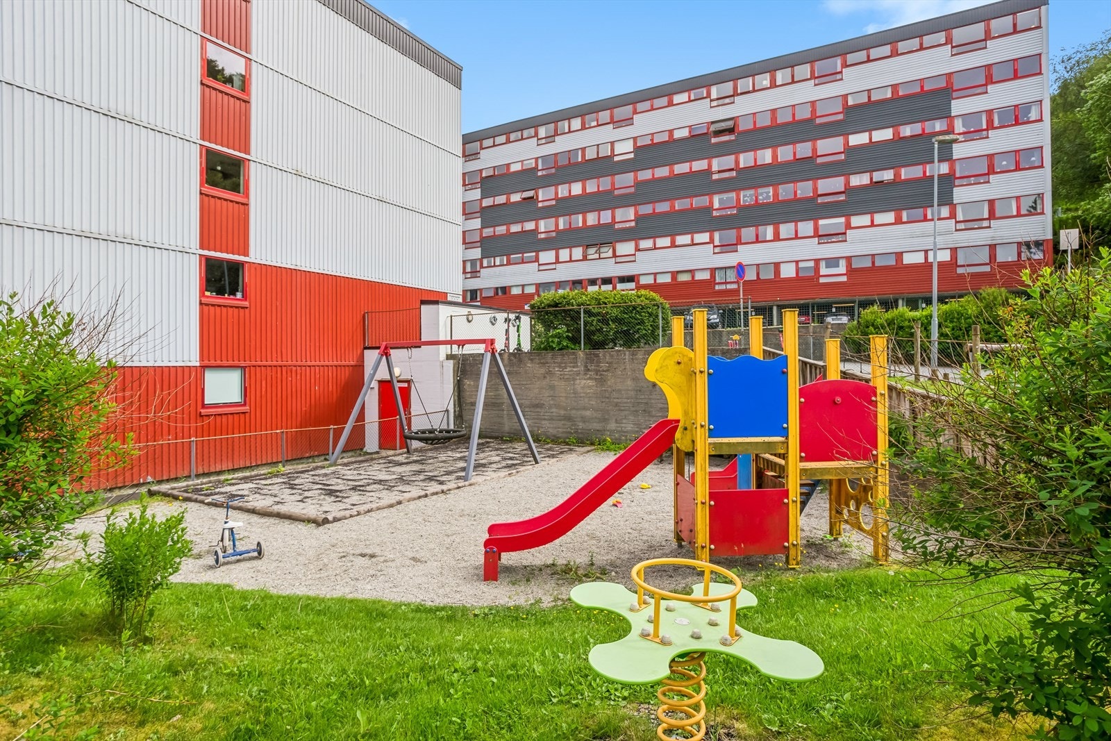 Lekeplass utenfor. Galleribilde