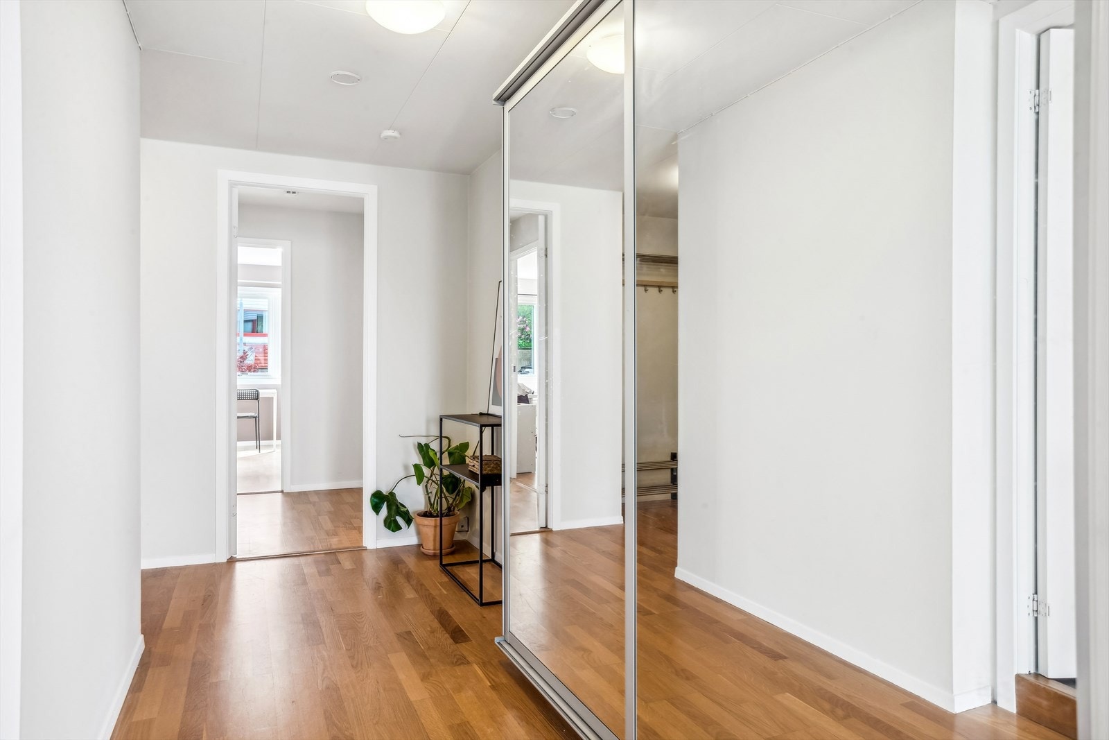 Man blir ønsket velkommen i en lys og fin entré hvor det er god plass til oppbevaring av sko og yttertøy. Det er montert dørtelefon. Galleribilde